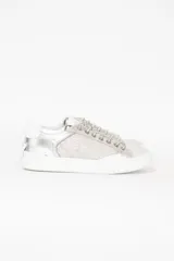 Championes de corte bajo de cuero legítimo plateado, con paneles laterales revestidos de strass brillante y suela de goma blanca.
