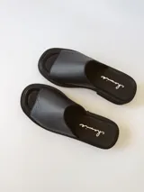 Sandalias negras de cuero con plataforma baja.
