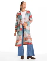 Cardigan largo con capucha, confeccionado en tejido estampado con diseño geométrico en tonos tierra, verde y rojo. Presenta frente abierto, mangas largas y bolsillos laterales.
