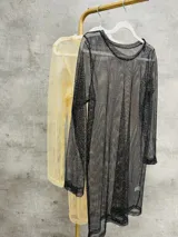 Vestido corto de red color negro, con mangas largas y cuello redondo.