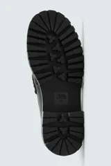 Mocasín de vestir de cuero negro, con antifaz y suela track.