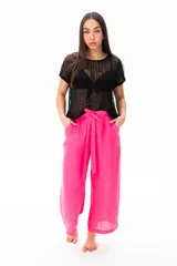 Remera negra de red con mangas cortas y corte holgado.