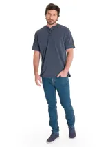 Jeans de mezclilla azul oscuro para hombre, con diseño ajustado tipo skinny, cinco bolsillos y cierre frontal con cremallera y botón con el logo de la marca.