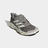 Championes de entrenamiento Adidas Rapidmove Go, con diseño estampado de leopardo en tonos grises y detalles en blanco. Presentan las icónicas tres tiras laterales, mediasuela Lightmotion con diseño geométrico y tecnología Climacool para mayor transpirabilidad.