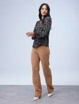 Blusa de gasa estampada marca Philosophy. Tiene cuello a la base con frunces, escote en V y botones. Punto smock en delantera y puños.