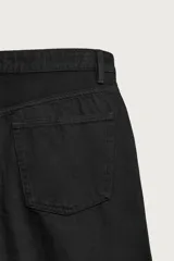 Jeans de denim de algodón en color azul con efecto desgastado, tiro medio y corte recto de ajuste holgado (loose fit). Cuenta con diseño clásico de cinco bolsillos y cierre frontal con cremallera y botón.
