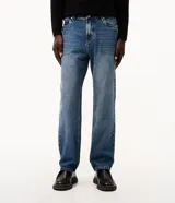 Pantalón de jean para hombre de corte recto, con lavado vintage y efecto desgastado. Posee cintura con presillas, cierre frontal con botón y cierre, además de bolsillos funcionales.