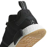 Championes urbanos Adidas modelo NMD_R1, color negro con detalles en blanco en la entresuela y suela de goma color caramelo. Presentan el diseño característico con bloques de color en la entresuela y tejido superior transpirable.