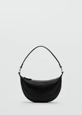 Bolso de hombro pequeño con diseño ovalado tipo media luna, confeccionado en material texturizado con cierre de cremallera superior y herrajes metálicos en los laterales.