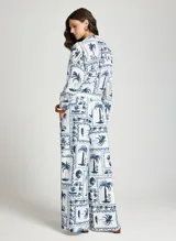 Pantalon ancho de tiro alto de Le Lis Blanc con estampado de palmeras y motivos tropicales en azul y blanco.