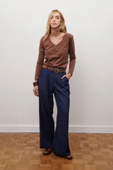 Remera de manga larga con escote en V, confeccionada en algodón de doble capa con textura suave y ajuste al cuerpo.