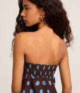 Blusa femenina sin breteles, color marrón con estampado de lunares celestes. Confeccionada en viscolino, tiene un corte ajustado y elástico en la espalda para un mejor calce.