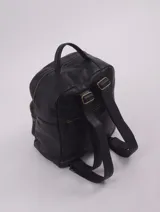 Mochila de cuero natural color negro, con diseño clásico y refinado. Cuenta con un compartimento principal con cierre, un bolsillo frontal con cierre y un asa superior. Presenta el logo de la marca grabado en la parte frontal.