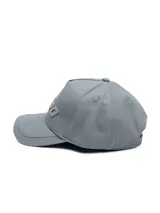 Gorra Umbro color negro con visera curva y el nombre de la marca bordado en relieve en el frente. Cuenta con una pequeña etiqueta con el logo de Umbro en el borde de la visera.
