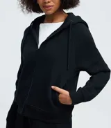 Saco femenino de algodón con capucha ajustable, mangas largas, cierre frontal con cremallera y bolsillos laterales.