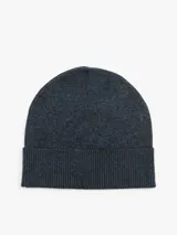 Gorro tipo beanie de punto con vuelta, confeccionado en mezcla de algodón y cachemira. Presenta un diseño jaspeado en tonos azul oscuro y negro, con el logo de la marca bordado en la parte frontal.