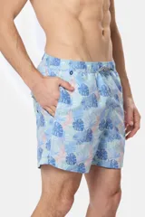 Short de baño celeste con estampado de hojas de palmera en tonos azules y rosados. Tiene cintura elástica con cordón ajustable, dos bolsillos laterales y suspensor de malla fina.