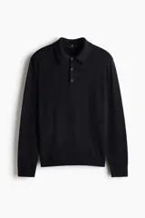 Remera polo de manga larga confeccionada en punto fino, con cuello clásico, tapeta de botones y puños y bajo acanalados.