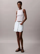 Musculosa de Calvin Klein confeccionada en tejido de canalé de algodón y elastano. Presenta un corte slim, cuello redondo y tirantes anchos, con el logo de la marca en una etiqueta sobre el pecho.