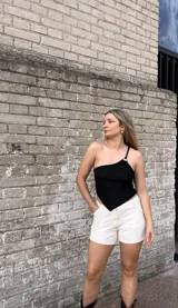 Top negro de lurex con un solo tirante y aro metálico.