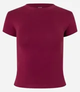 Blusa básica de mujer marca Blue Steel, confeccionada en tejido rib de algodón con elastano. Presenta un diseño ajustado al cuerpo, cuello redondo y mangas cortas.