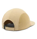 Gorro Columbia Wingmark Cap color beige, de estilo sencillo y ligero, con paneles laterales de malla y cierre posterior ajustable con hebilla.