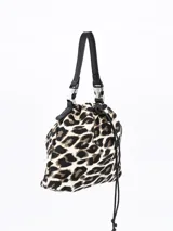 Bandolera tipo bucket con estampado animal print en tonos grises y cierre superior con cordón ajustable.
