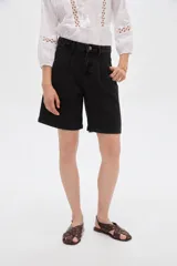 Short de jean negro de tiro alto, corte ancho, con pinzas delanteras y presillas para cinto.
