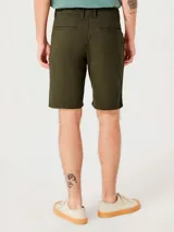 Bermuda recta estilo chino para hombre, confeccionada en lino color beige, con bolsillos laterales y traseros, y cierre frontal con botón y cremallera.