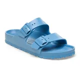 Sandalia Birkenstock modelo Arizona, confeccionada en material EVA ligero y resistente al agua. Presenta diseño de dos correas con hebillas ajustables y plantilla anatómica.