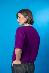 Sweater color verde menta de tejido de punto, con cuello redondo y mangas cortas.