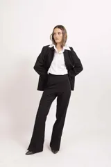 Blazer sastrero de corte recto y diseño minimalista, con solapas clásicas, cierre frontal oculto y bolsillos con solapa en la parte inferior.