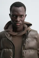 Sudadera tipo hoodie de corte regular, confeccionada en tejido de algodón ligero. Presenta cuello con capucha, manga larga y terminaciones en rib en puños y ruedo. Posee un acabado de aspecto lavado con tintado especial.