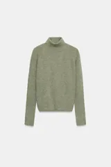 Jersey de punto liso en color verde oliva, con cuello subido y mangas largas con sisa amplia que se estrecha hacia la muñeca.