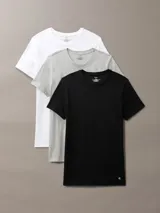 Pack de tres remeras de cuello redondo y manga corta Calvin Klein, confeccionadas en algodón puro. Presentan un diseño de corte clásico con logo de monograma bordado en el dobladillo inferior.