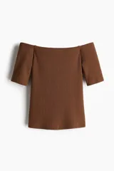 Top de manga corta en punto acanalado color marrón, con escote off-the-shoulder y elástico oculto en el escote.