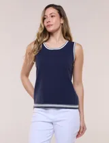 Musculosa de tejido de punto color azul marino, de corte recto, con cuello redondo y sisa amplia. Presenta detalles de líneas en contraste de color blanco en el cuello, las sisas y el ruedo.