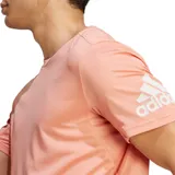 Remera deportiva Adidas de hombre, color salmón, de corte clásico y mangas cortas.