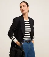 Suéter de punto con cuello redondo y rayas horizontales rojas y blancas.