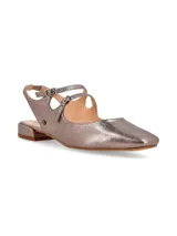Sandalias destalonadas tipo mercedita color gris plateado craquelado, con doble tira en el empeine, tira trasera con elástico y taco bajo forrado.
