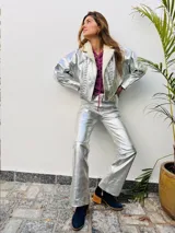 Pantalón de cuero metalizado en color celeste brillante, de corte recto con aberturas en los tobillos y tiro medio.