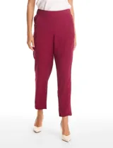Pantalon de corte relajado color beige, con cintura plana en el frente y elástica en la parte posterior. Presenta pierna de corte recto, bolsillos laterales diagonales y bolsillos traseros simulados.