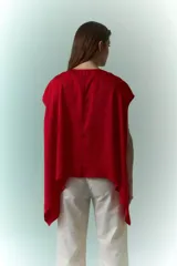 Blusa roja de satén con cuello redondo y mangas cortas.