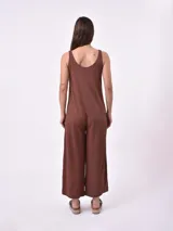 Monoprenda (jumpsuit) color marrón oscuro, sin mangas, con escote en V y pierna ancha y corta.