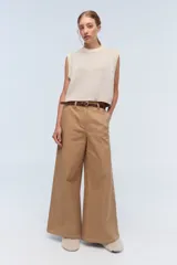 Chaleco de tejido de punto color crudo, con cuello a la base y lurex.