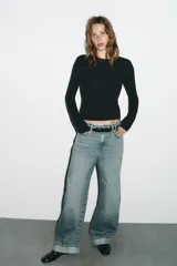 Camiseta de manga larga con cuello redondo y corte ajustado, confeccionada en tejido de mezcla de algodón suave.