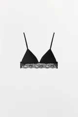 Bralette negro de copa triangular sin aro, con tirantes finos ajustables y un amplio detalle de encaje floral en el bajo.