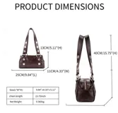 Bolso de hombro pequeño color marrón oscuro con acabado brillante, estilo baguette. Las asas son ajustables y están decoradas con ojales metálicos plateados.