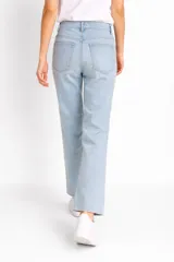Pantalon jean de corte recto y tiro alto, con diseño cropped y cierre frontal con botón y cremallera.