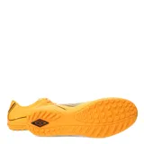 Championes de fútbol Umbro modelo Classico III TF, diseñados para césped sintético. Presentan un diseño en color blanco con detalles en negro, incluyendo el logo de la marca en el lateral y la suela con tapones bajos para mayor tracción.